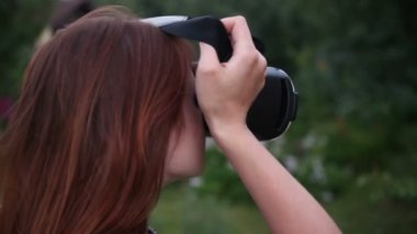 360 Vr gözlüklü genç kadın. Sanal gerçeklik gözlük.