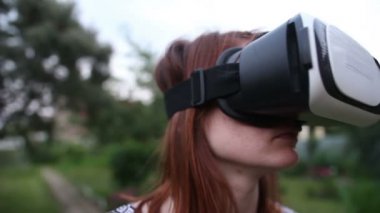 Genç kadın kullanır Vr kask ile baş mount görüntü