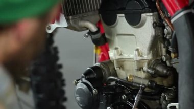 erkek sporcu enduro motosiklet tamiri