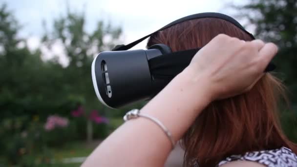 Mujer joven utiliza casco VR con pantalla de montaje en cabeza — Vídeo de stock