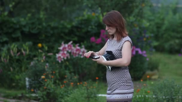 Young woman uses VR helmet with head mount display — Stock Video