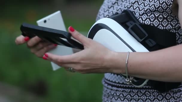 Jeune femme utilise casque VR avec affichage de la tête 