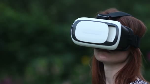 Jeune femme utilise casque VR avec affichage de la tête — Video