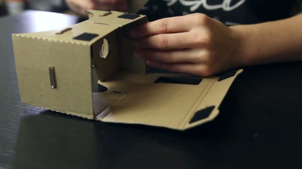 Sestavení virtuální realita karton brýle dívka — Stock video