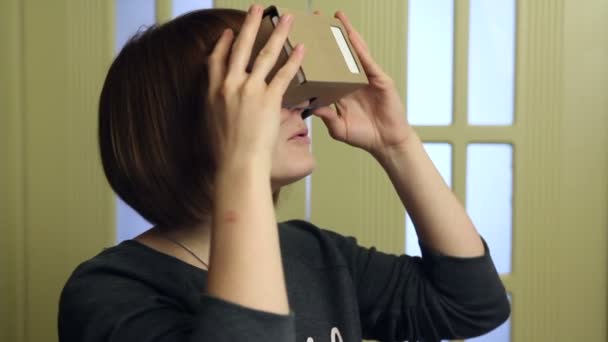 Mujer joven en gafas de realidad virtual de cartón. VR 360 — Vídeo de stock