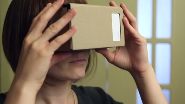 Mujer joven en gafas de realidad virtual de cartón. VR 360 — Vídeos de Stock