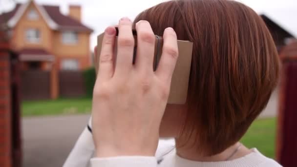 Νεαρή γυναίκα σε εικονική πραγματικότητα γυαλιά από χαρτόνι. VR 360 — Αρχείο Βίντεο