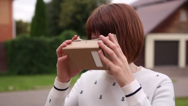 Ung kvinna i Virtual Reality-glasögon kartong. VR 360 — Stockvideo