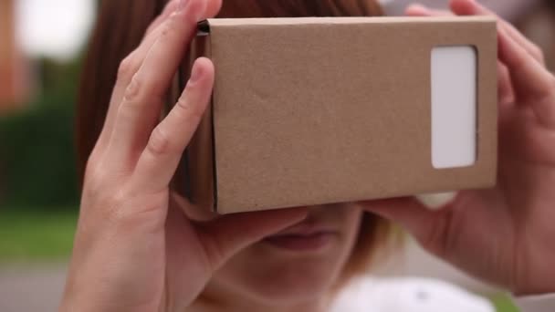 Mujer joven en gafas de realidad virtual de cartón. VR 360 — Vídeos de Stock