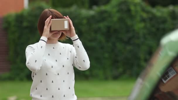Jonge vrouw in Virtual Reality bril karton. VR 360 — Stockvideo
