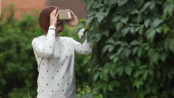 Giovane donna in cartone di occhiali di realtà virtuale. VR 360 — Video Stock