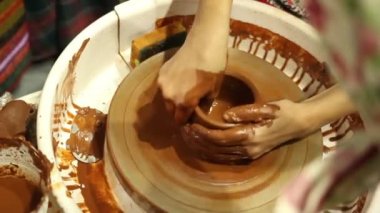 Vazo seramik tekerlek üzerinde yükselterek