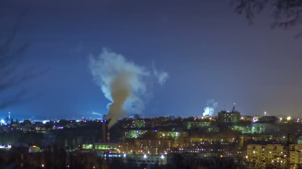 Труби з димом у зимову ніч — стокове відео