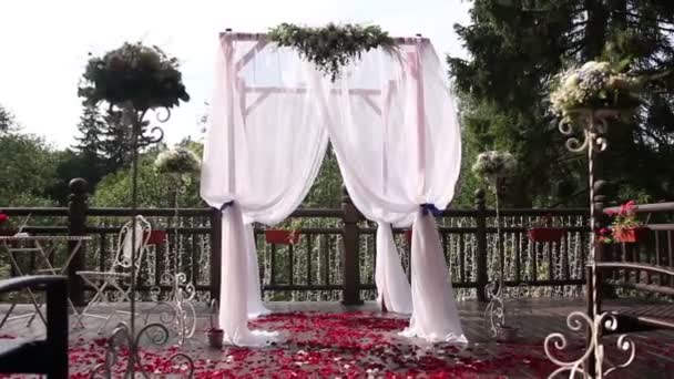 Geschmückter Hochzeitsbogen — Stockvideo