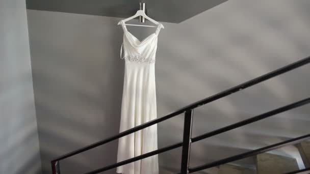 Vestido de noiva no lustre — Vídeo de Stock