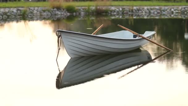 Barco en el lago de la calma — Vídeos de Stock