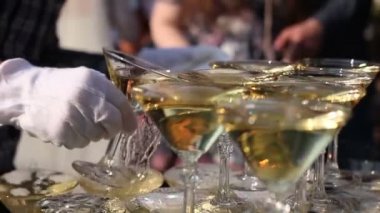 Şampanya vererek garson