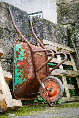 Paslı kamyon duvara yaslanıyor.