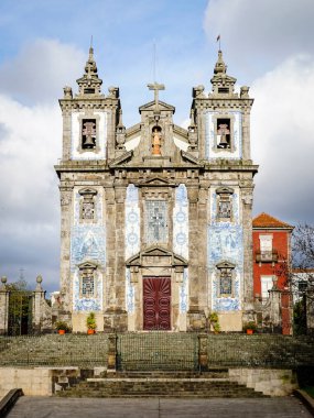 Iglesia de San Ildefonso, 18. yüzyıl zarif kilisesi 1930 'larda eklenen beyaz ve mavi fayanslarla kaplı.