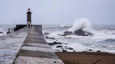 Okyanustaki bir fenerin yanında fırtına dalgaları