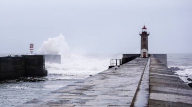 Okyanustaki bir fenerin yanında fırtına dalgaları