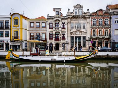 Aveiro şehrinin merkez kanalında bulunan renkli gondollar.