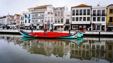 Aveiro şehrinin merkez kanalında bulunan renkli gondollar.