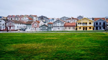 Portekiz 'de beyaz çizgili tipik renkli evler de Costa Nova' da