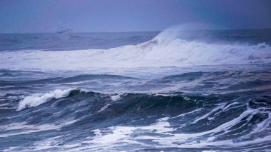Fırtınalı bir günde rüzgarla dalgalanan dalgalar