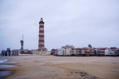 Aveiro deniz feneri, Portekiz 'de 1893 yılından kalma 60 metre yüksekliğinde 288 basamaklı beyaz ve kırmızı deniz feneridir.