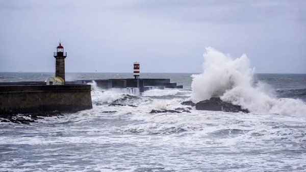 Onde Tempesta Vicino Faro Sull Oceano — Foto Stock