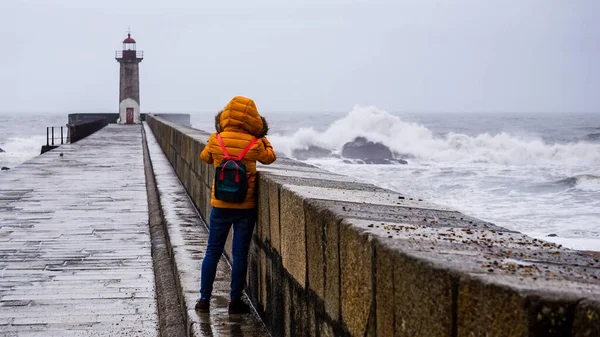 Persona Bajo Lluvia Fotografiando Tormenta Costa — Foto de Stock