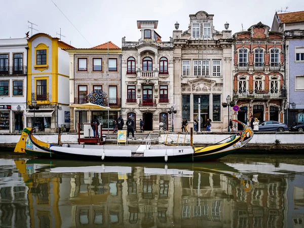 Gondole Colorate Situate Nel Canale Centrale Della Città Aveiro — Foto Stock