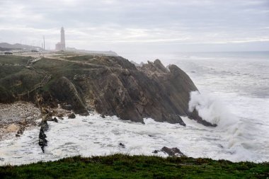 İber Yarımadası kıyısındaki Atlantik Okyanusu 'nun büyük dalgaları kayalıkları yıktı.
