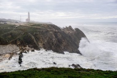İber Yarımadası kıyısındaki Atlantik Okyanusu 'nun büyük dalgaları kayalıkları yıktı.