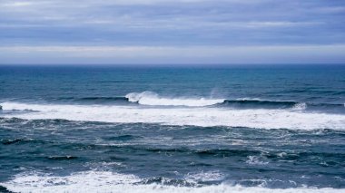Atlantik okyanusunda köpüklü dalgalar