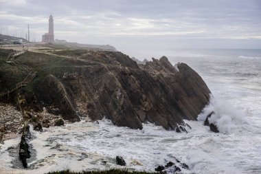 İber Yarımadası kıyısındaki Atlantik Okyanusu 'nun büyük dalgaları kayalıkları yıktı.