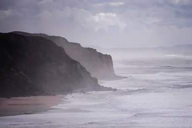 İber Yarımadası kıyısındaki Atlantik Okyanusu 'nun büyük dalgaları kayalıkları yıktı.