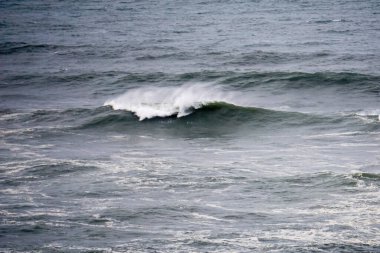 Atlantik okyanusunda köpüklü dalgalar