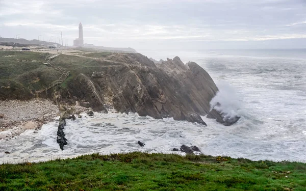 Ber Yarımadası Kıyısındaki Atlantik Okyanusu Nun Büyük Dalgaları Kayalıkları Yıktı — Stok fotoğraf