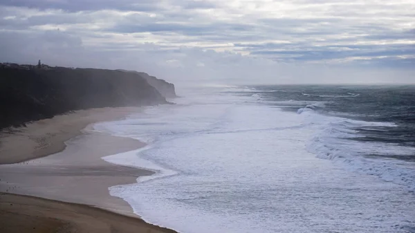 Ber Yarımadası Kıyısındaki Atlantik Okyanusu Nun Büyük Dalgaları Kayalıkları Yıktı — Stok fotoğraf