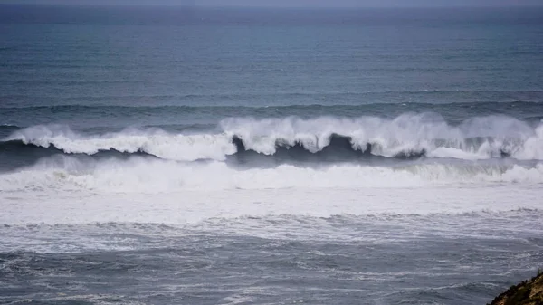 Onde Con Schiuma Nell Oceano Atlantico — Foto Stock