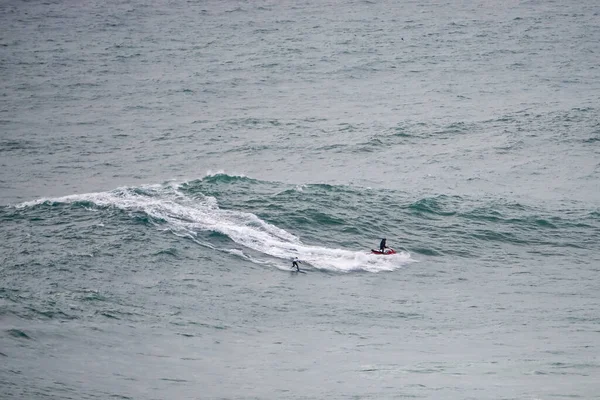 Surfistas Esperando Las Olas Mar Agitado — Foto de Stock