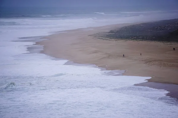 Spiaggia Con Quasi Nessuna Gente Con Sacco Schiuma Generata Dalle — Foto Stock