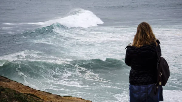 Frau Fotografiert Das Meer Von Der Spitze Einer Klippe — Stockfoto
