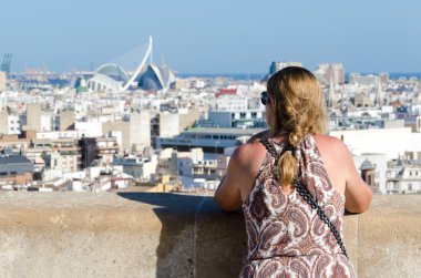 Kadın manzaraya bakıyor.