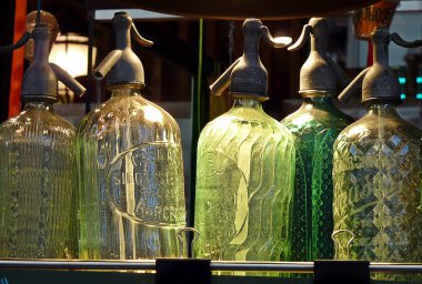 sifon içerecek şekilde cam şişeler