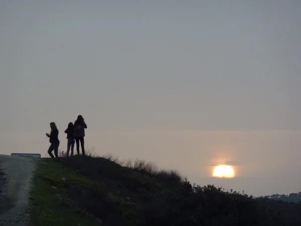 Familia viendo el atardecer — Foto de Stock