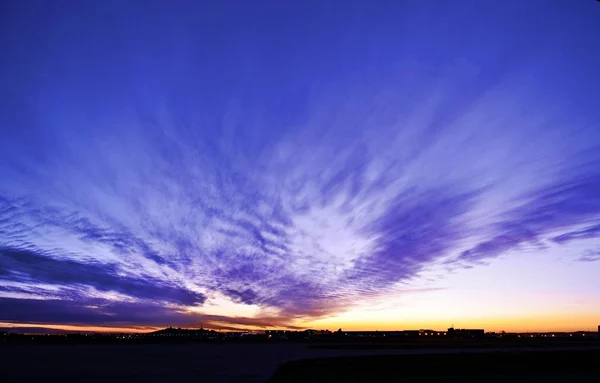 Sonnenuntergang mit unterschiedlichen Farbtönen — Stockfoto