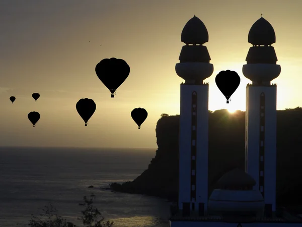 Gün batımında denize balonlar — Stok fotoğraf